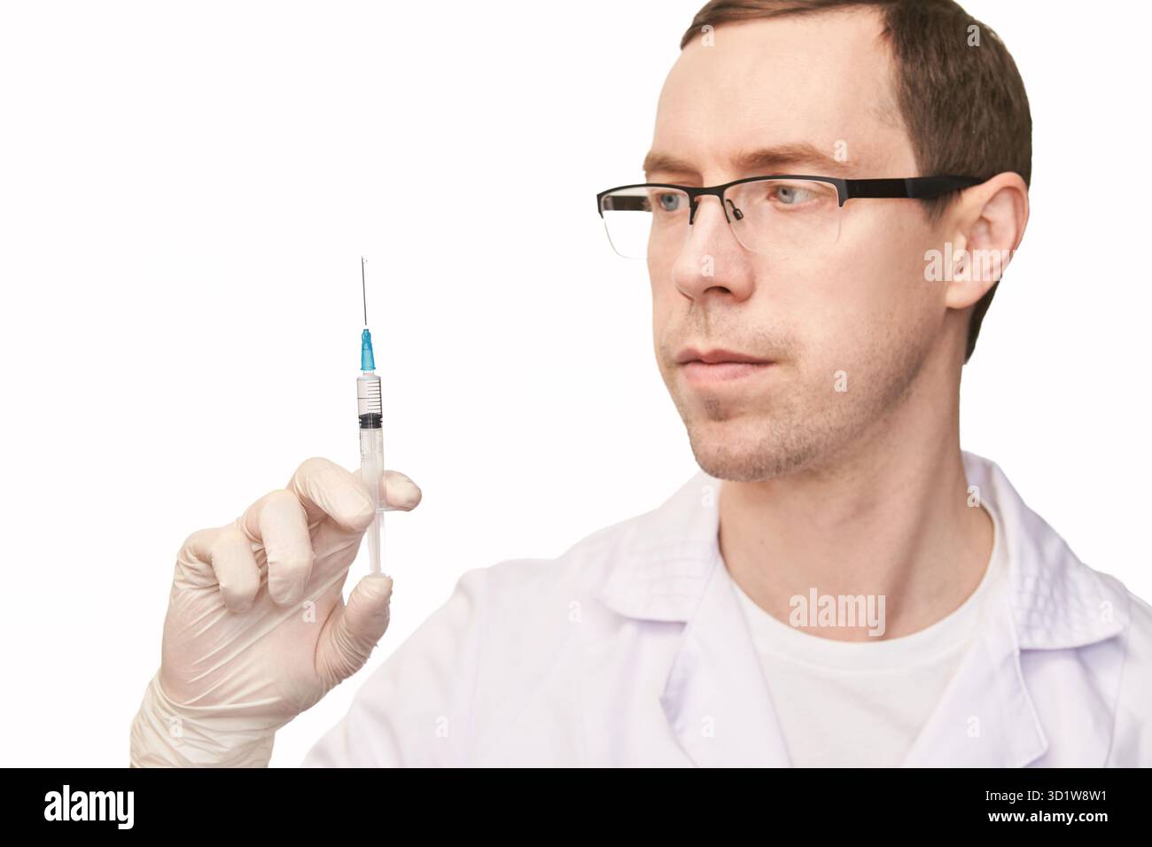 Homme en gant blanc tenir le flacon de vaccin avec la seringue. Pharmacie d'injection Banque D'Images
