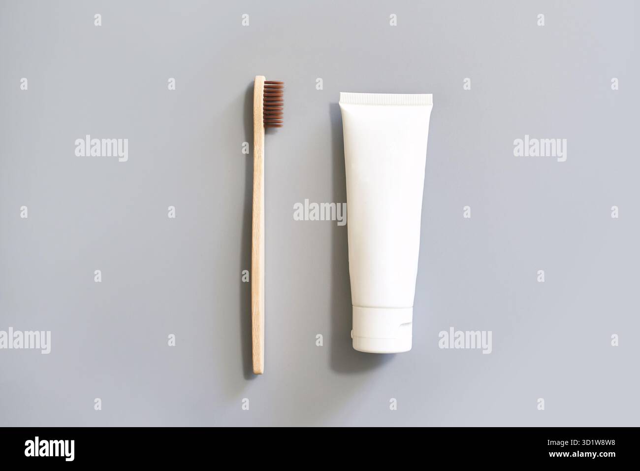Brosse à dents écologique sur fond gris. Brosse sur la table. Produit buccal durable Banque D'Images