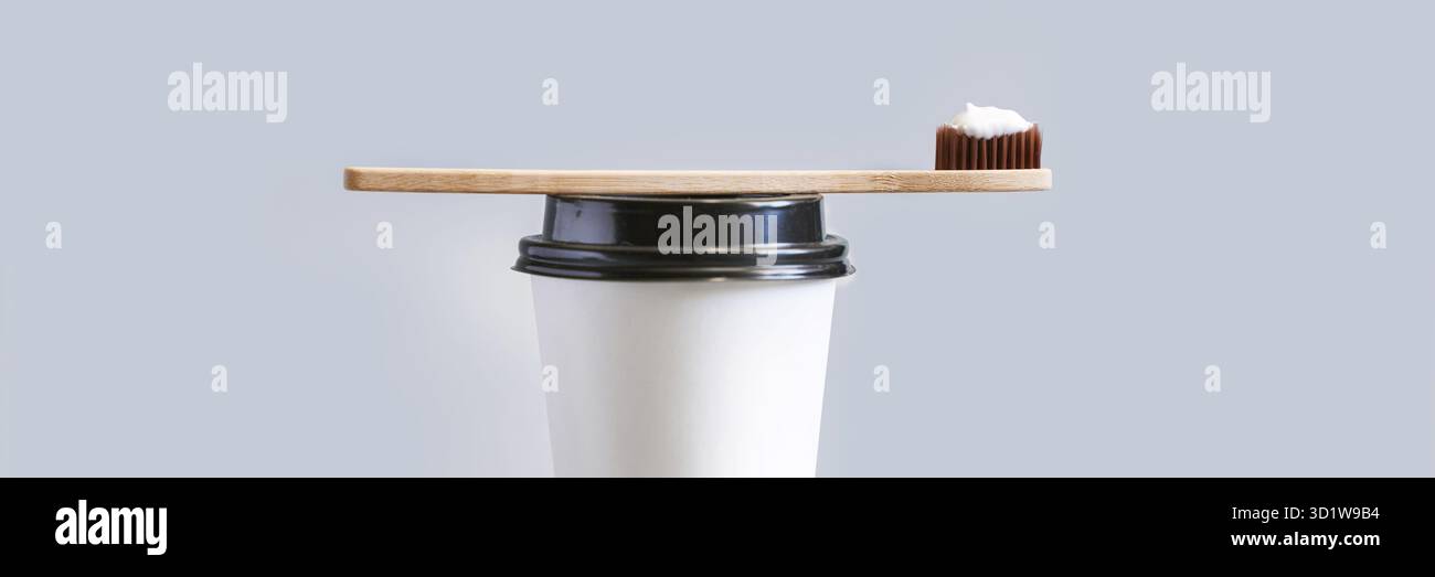 Brosse à dents écologique sur fond gris. Badigeonner la tasse à café. Concept petit déjeuner Banque D'Images
