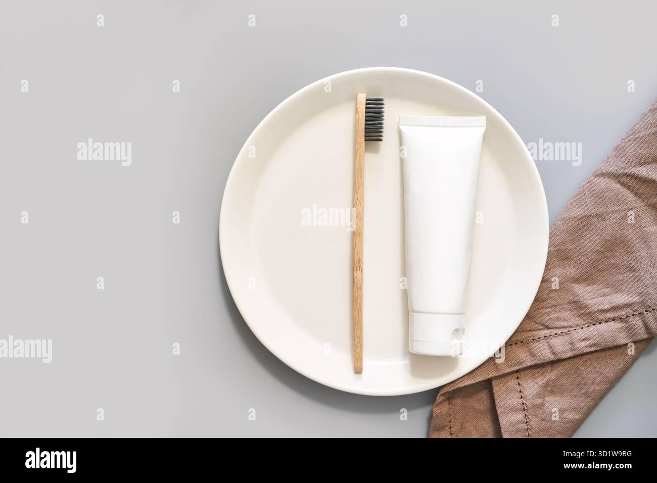 Brosse à dents écologique sur fond gris. Brossez sur la plaque. Concept petit déjeuner Banque D'Images