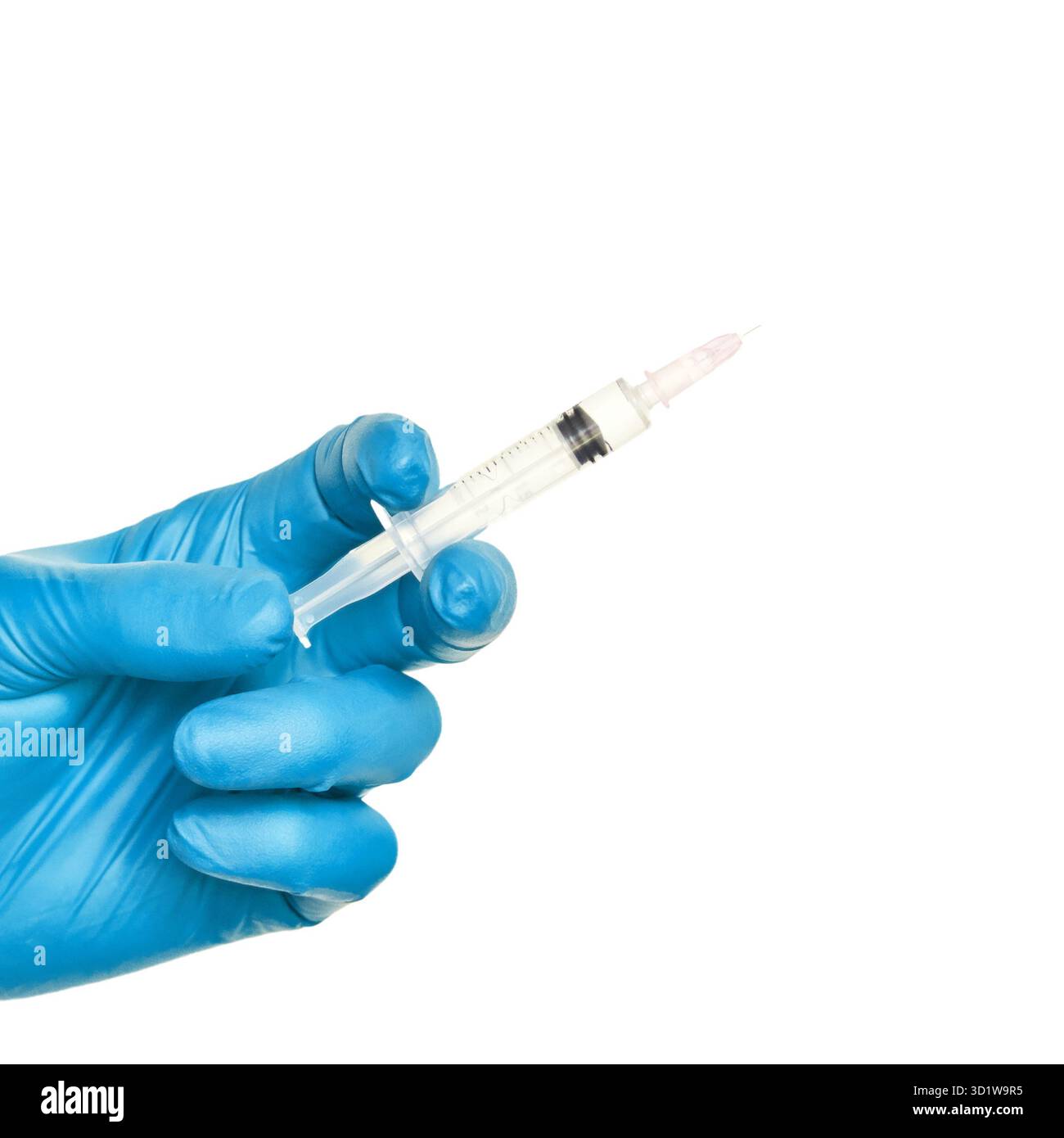 La personne présente dans un gant bleu tient la seringue du flacon de vaccin. Concept de pharmacie d'injection Banque D'Images