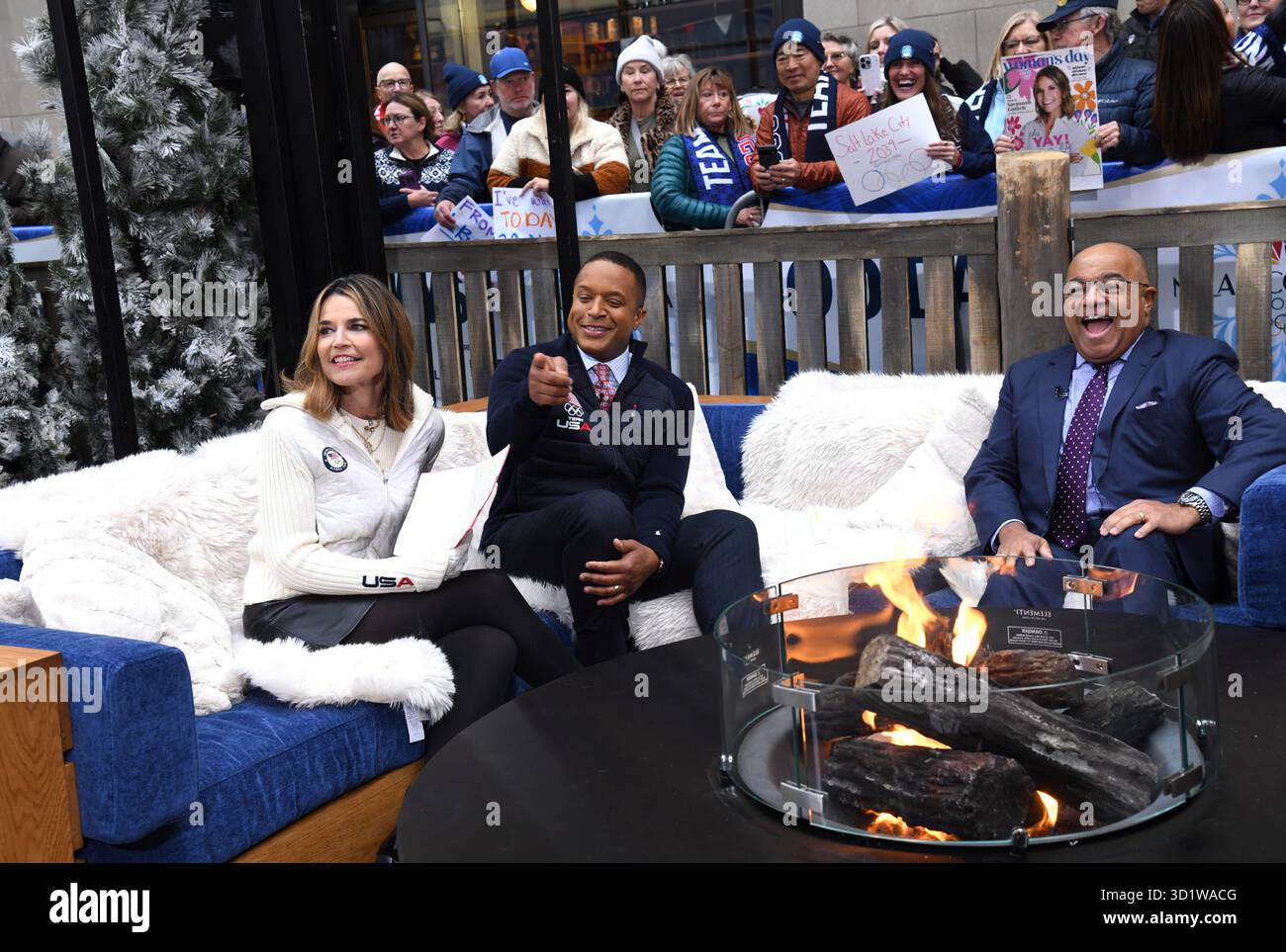 29 octobre 2025, New York, NY, États-Unis : Savannah Guthrie, Craig Melvin et Mike Tirico célèbrent 100 jours avant les Jeux Olympiques de Milan. Tenue au Rockefeller Plaza à New York. Photo image Press/Zuma Press 29 octobre 2025. (Crédit image : © photo image Press via ZUMA Press Wire) USAGE ÉDITORIAL SEULEMENT ! Non destiné à UN USAGE commercial ! Banque D'Images