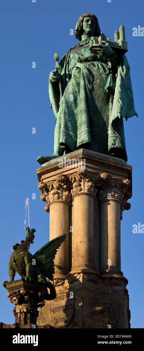 Fontaine d'Henri avec statue en bronze honorant Henri le Lion, Braunschweig, Allemagne, Europe Banque D'Images