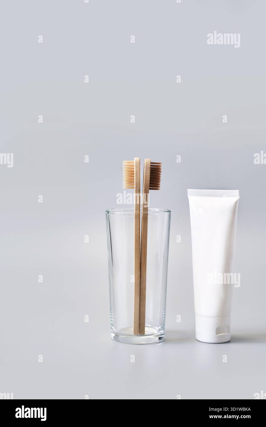 Brosse à dents écologique sur fond gris. Badigeonner le verre. Produit buccal durable Banque D'Images