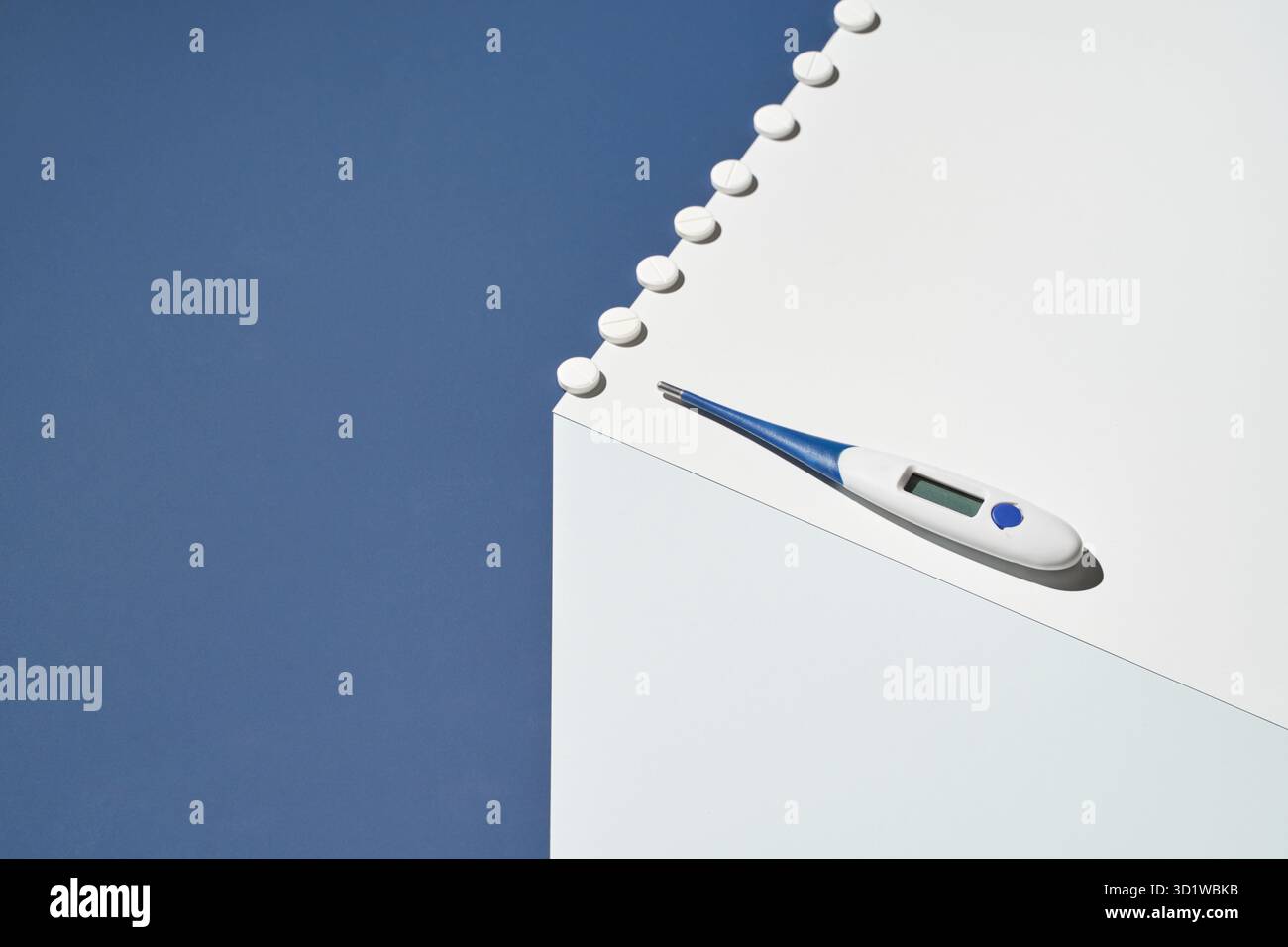 Concept de médecine. Cube bleu et blanc. Pilules contre la grippe Banque D'Images