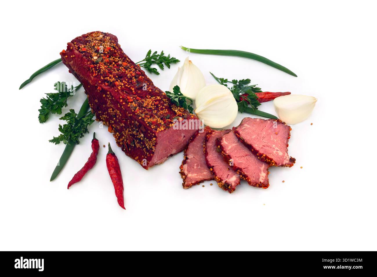 Boeuf fumé avec morceaux et épices, piment rouge, oignon bulbe et feuilles vertes oignon et persil sur fond blanc avec espace pour le texte Banque D'Images