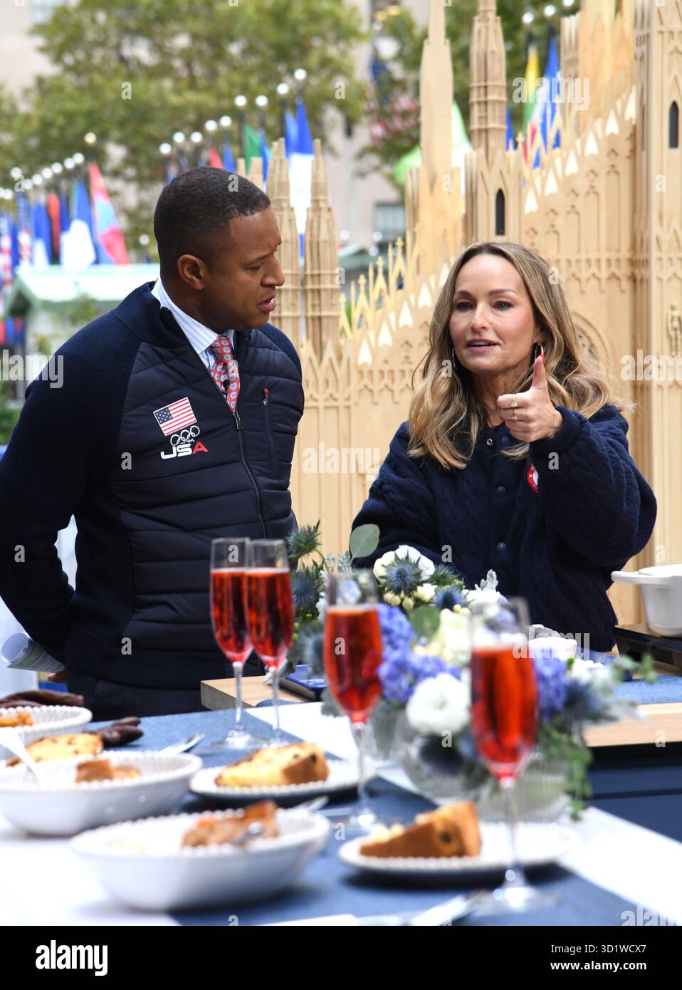 29 octobre 2025, New York, NY, États-Unis : Craig Melvin et Giada de Laurentiis célèbrent 100 jours avant les Jeux Olympiques de Milan. Tenue au Rockefeller Plaza à New York. Photo image Press/Zuma Press 29 octobre 2025. (Crédit image : © photo image Press via ZUMA Press Wire) USAGE ÉDITORIAL SEULEMENT ! Non destiné à UN USAGE commercial ! Banque D'Images