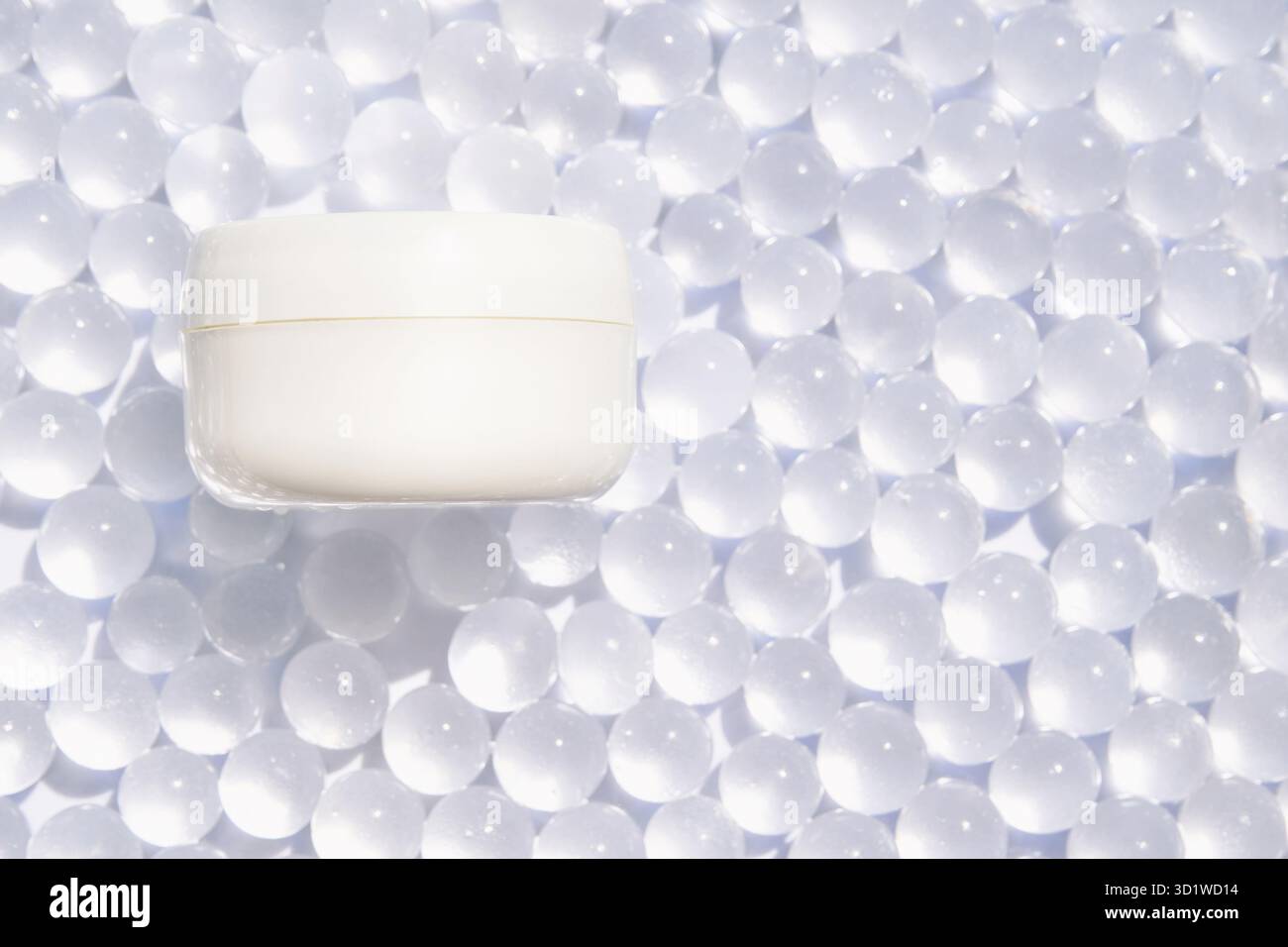 Produit cosmétique de face. Fond transparent à bulles de gelée. Nettoyant pour la peau Banque D'Images