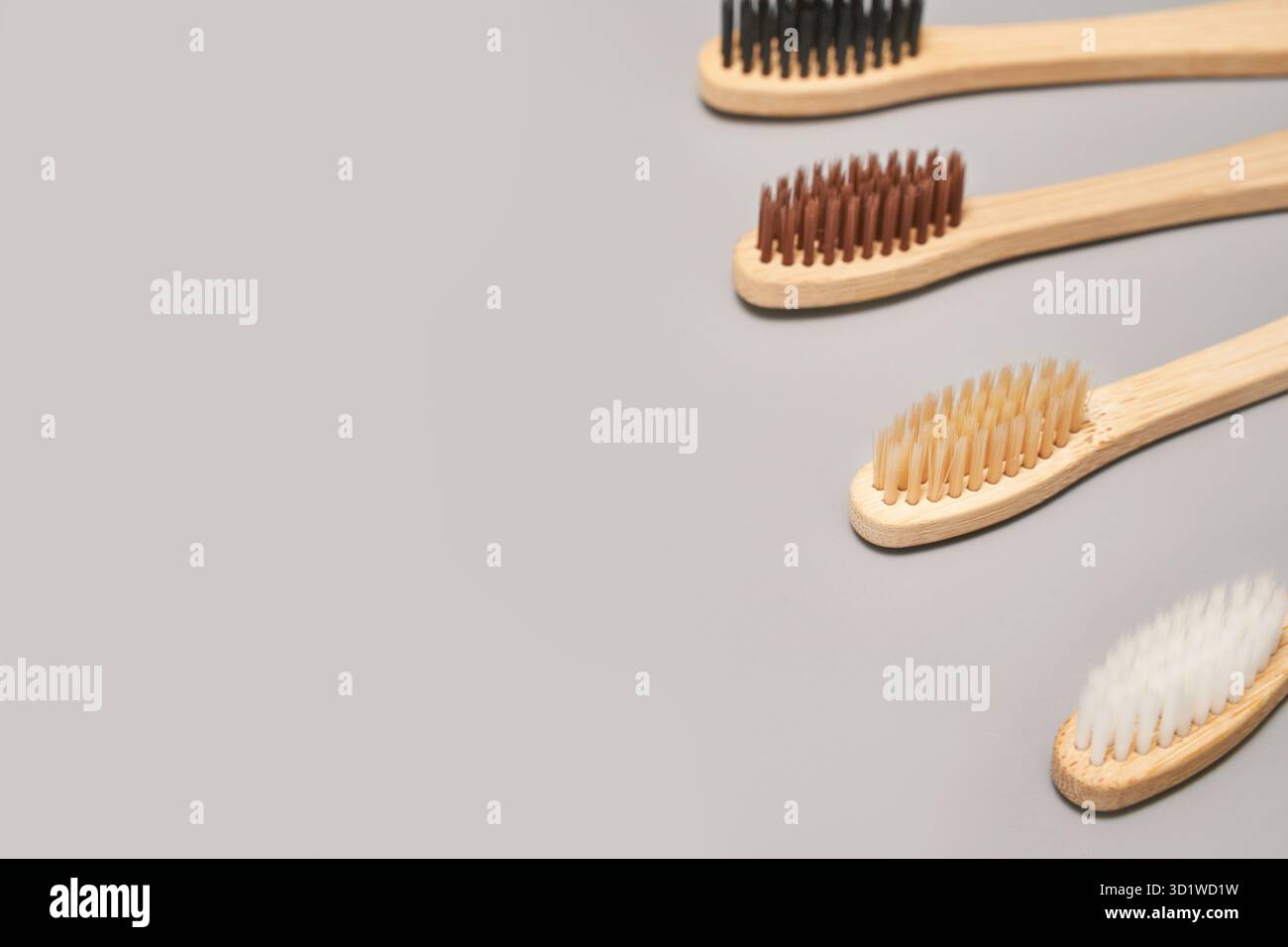 Brosse à dents écologique sur fond gris. Couleur différente. Banque D'Images