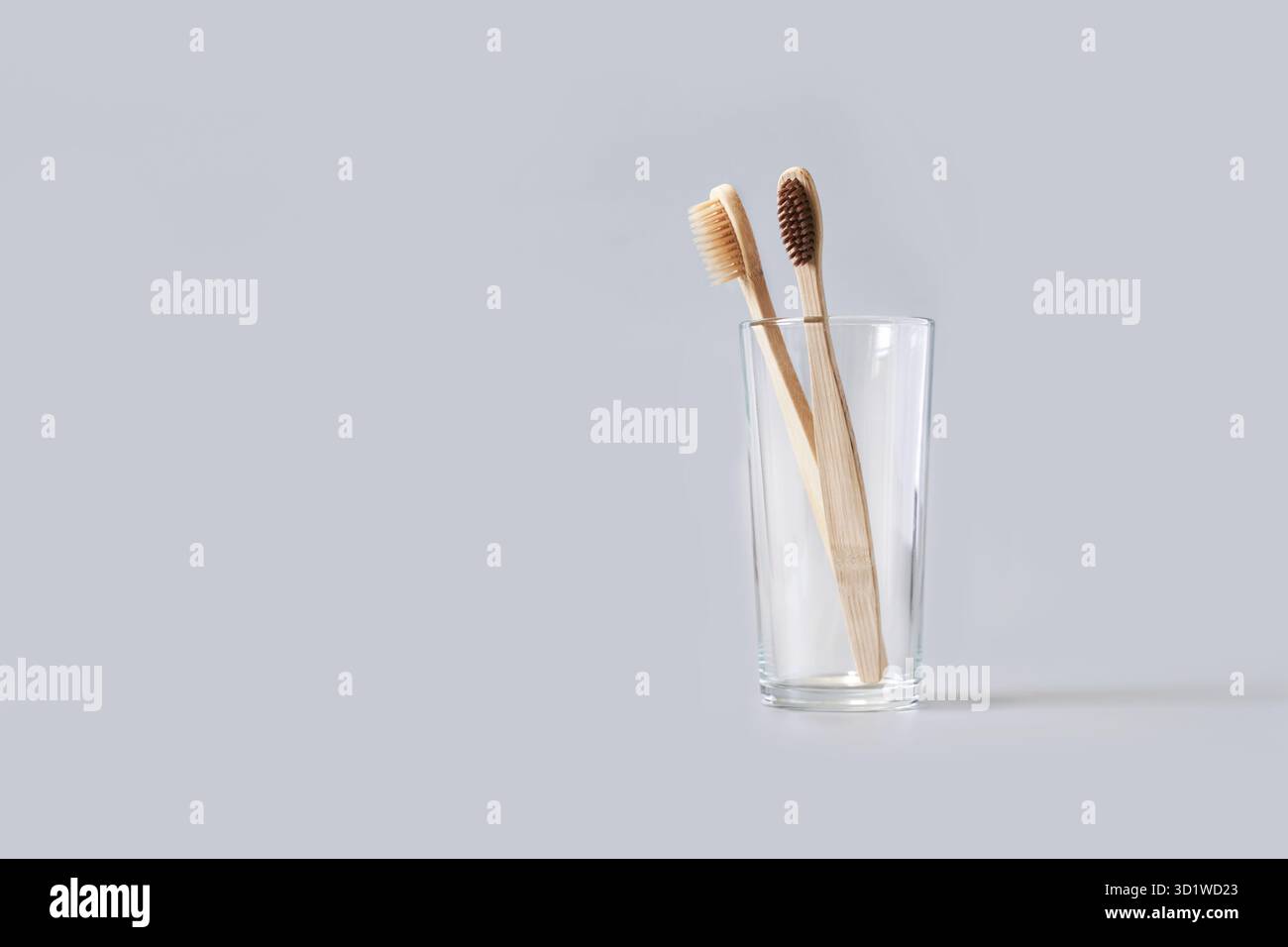 Brosse à dents écologique sur fond gris. Badigeonner le verre. Produit buccal durable Banque D'Images