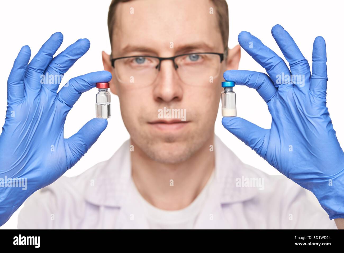 Personne masculine dans des gants bleus tient des bouteilles de vaccin. Pharmacie de drogues injectables Banque D'Images