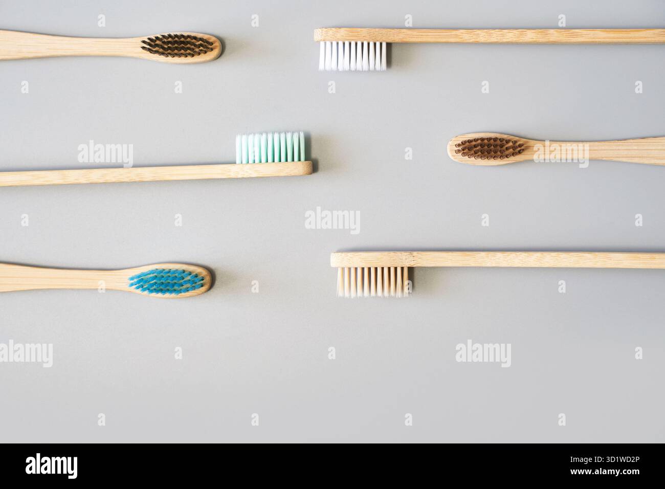 Ensemble de brosses à dents écologiques. Couleur différente. Produit buccal durable Banque D'Images