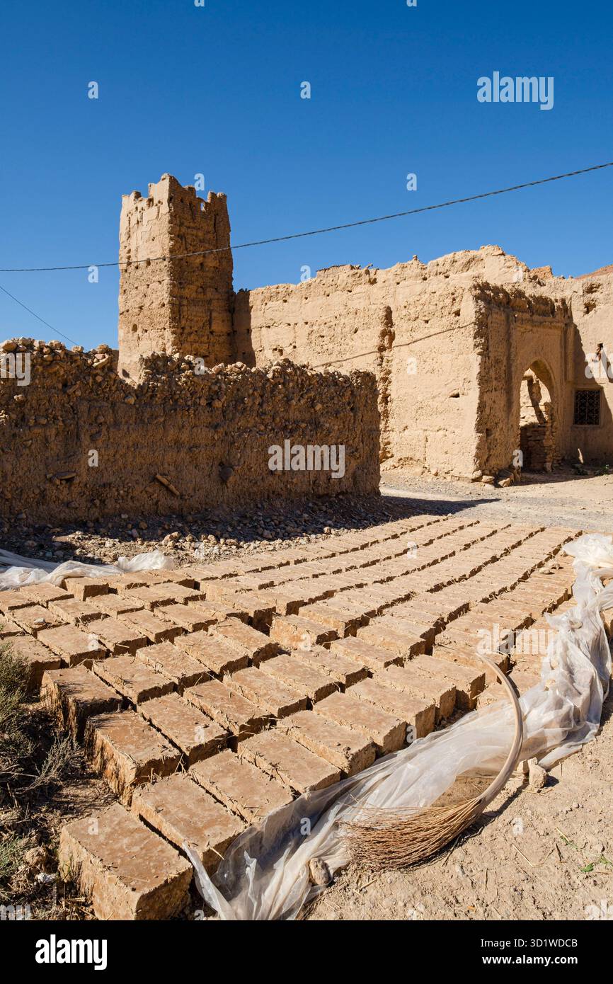 Architecture de boue et adobe, Ifri kasbah, vallée de la rivière Ziz, montagnes de l'Atlas, Maroc, Afrique Banque D'Images