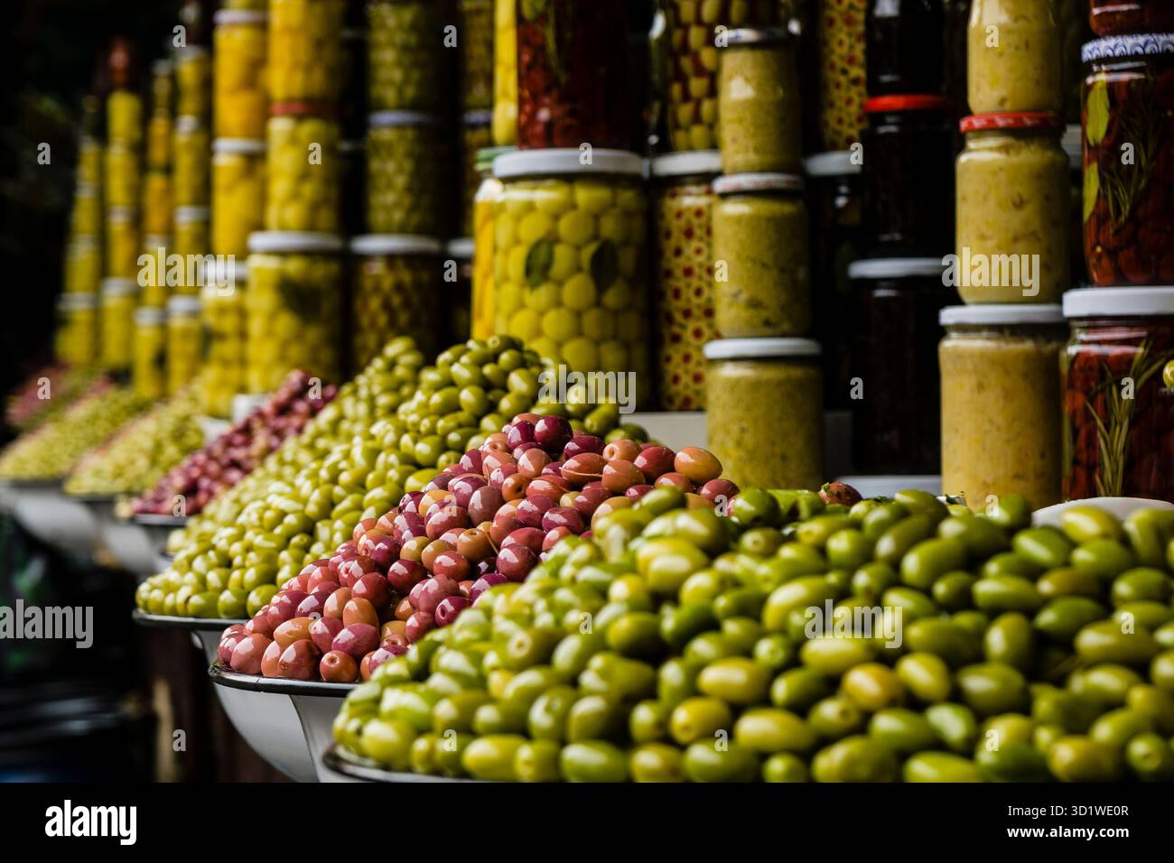 Olives et cornichons, souk de Marrakech, Maroc, nord de l'Afrique, continent africain Banque D'Images
