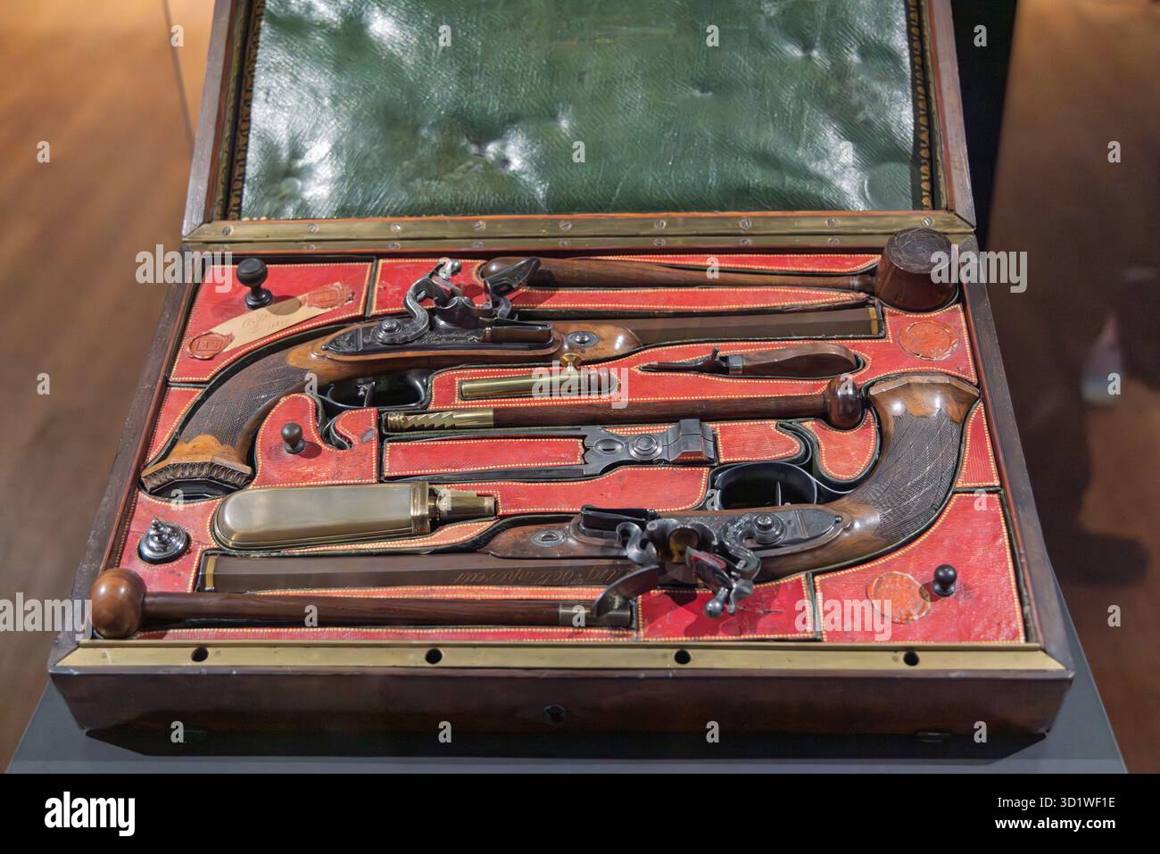 Une paire de pistolets de duel antiques de Jean le page, exposés ouverts dans un coffret en bois avec doublure en velours rouge, probablement dans une collection de musée. Amste Banque D'Images