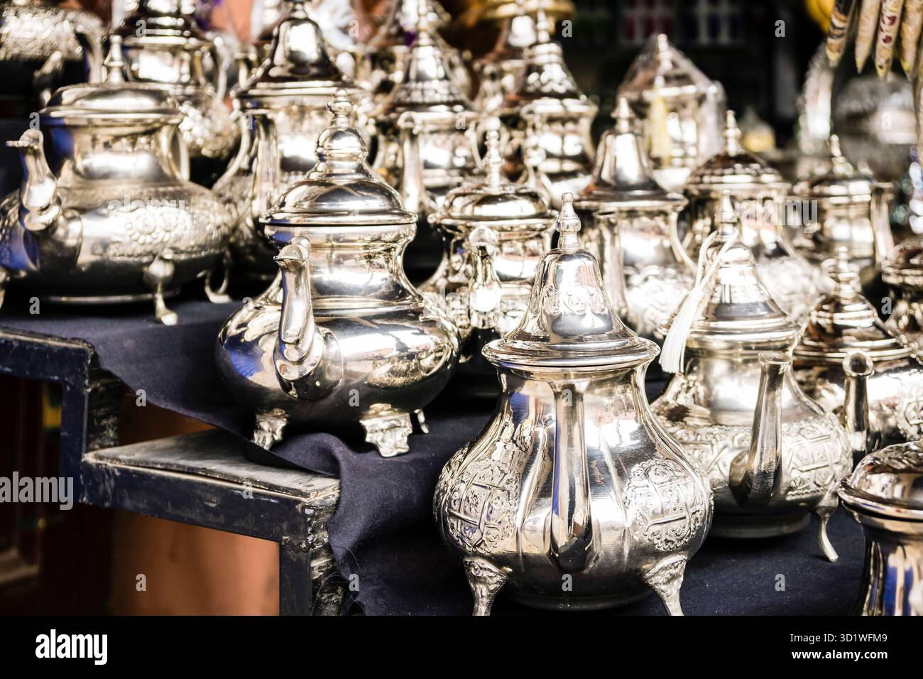 Théière en argent, souk de Marrakech, Marruecos, nord de l'Afrique, continent africain Banque D'Images
