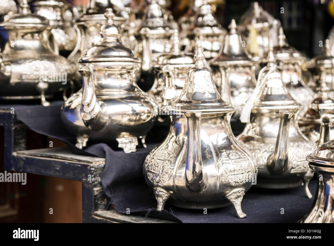 Théière en argent, souk de Marrakech, Marruecos, nord de l'Afrique, continent africain Banque D'Images