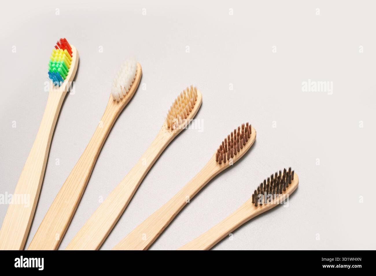 Brosse à dents écologique sur fond gris. Couleur différente. Banque D'Images