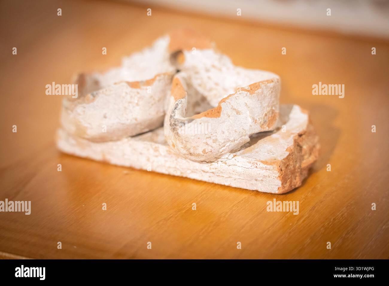 Fragment d'une lampe rituelle juive Hanukkah Banque D'Images