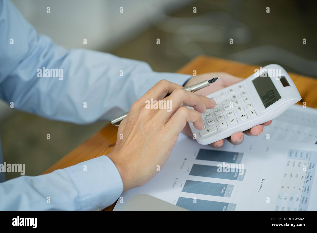 Business MAN comptable analyse des risques d'investissement. Économiser de l'argent pour le trading boursier avec calculatrice. Concept comptable Banque D'Images