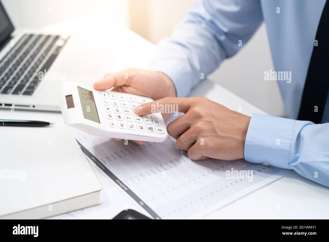 Femme d'affaires comptable analyse des risques d'investissement. Économiser de l'argent pour le trading boursier avec calculatrice. Concept comptable. Banque D'Images