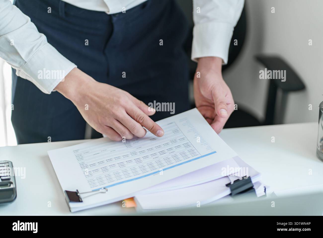 Jeune homme d'affaires occupé à travailler au bureau. homme d'affaires faisant la paperasserie financière concept de gestion d'entreprise Banque D'Images