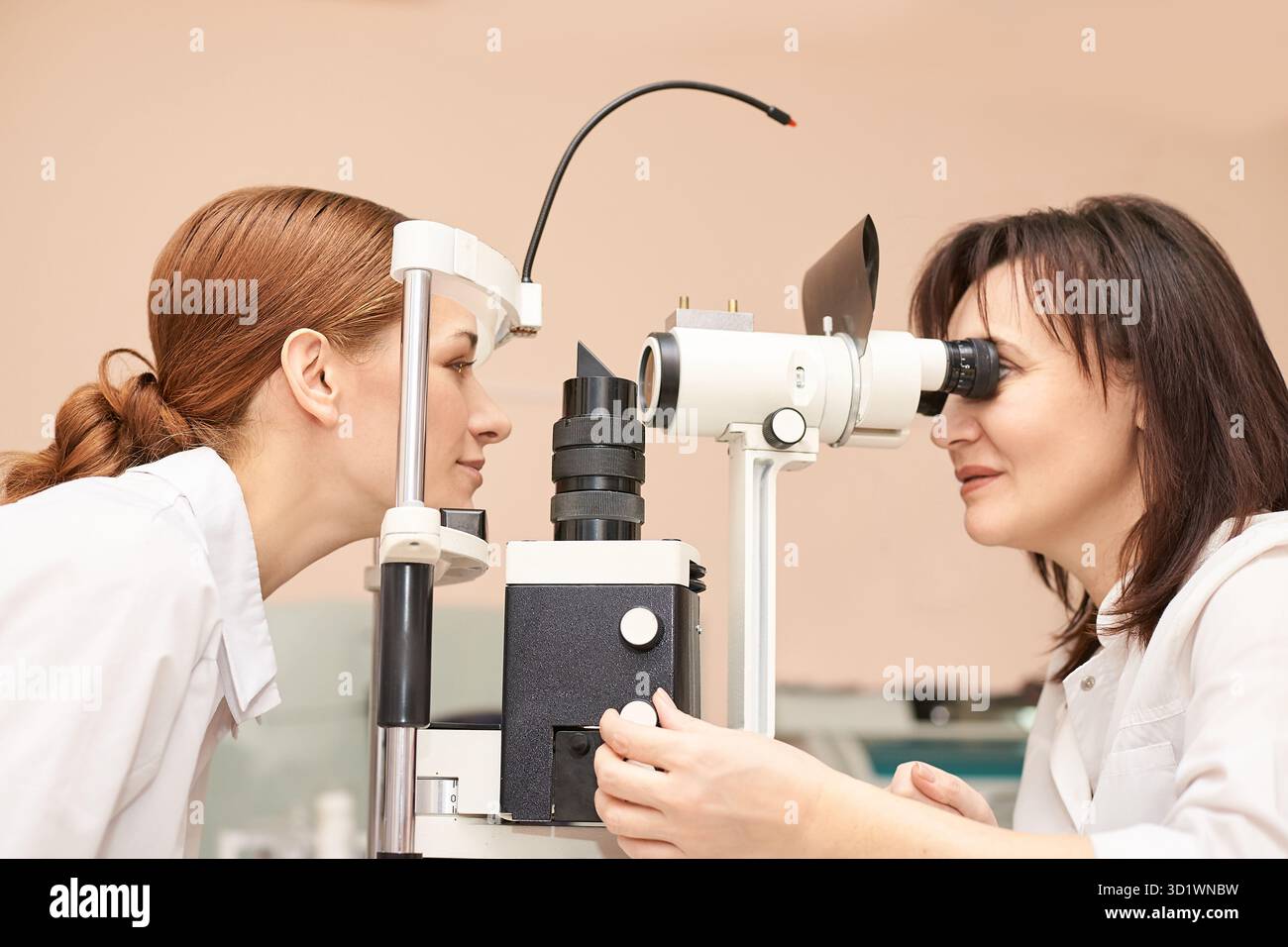 Médecin ophtalmologiste en laboratoire opticien d'examen avec patiente. Soins oculaires Banque D'Images