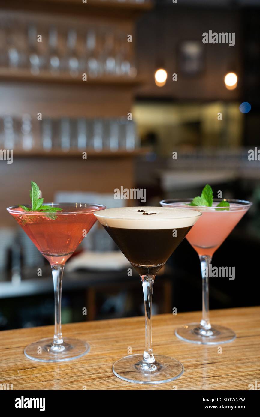 Trois cocktails élégants dans Martini Glasses Banque D'Images