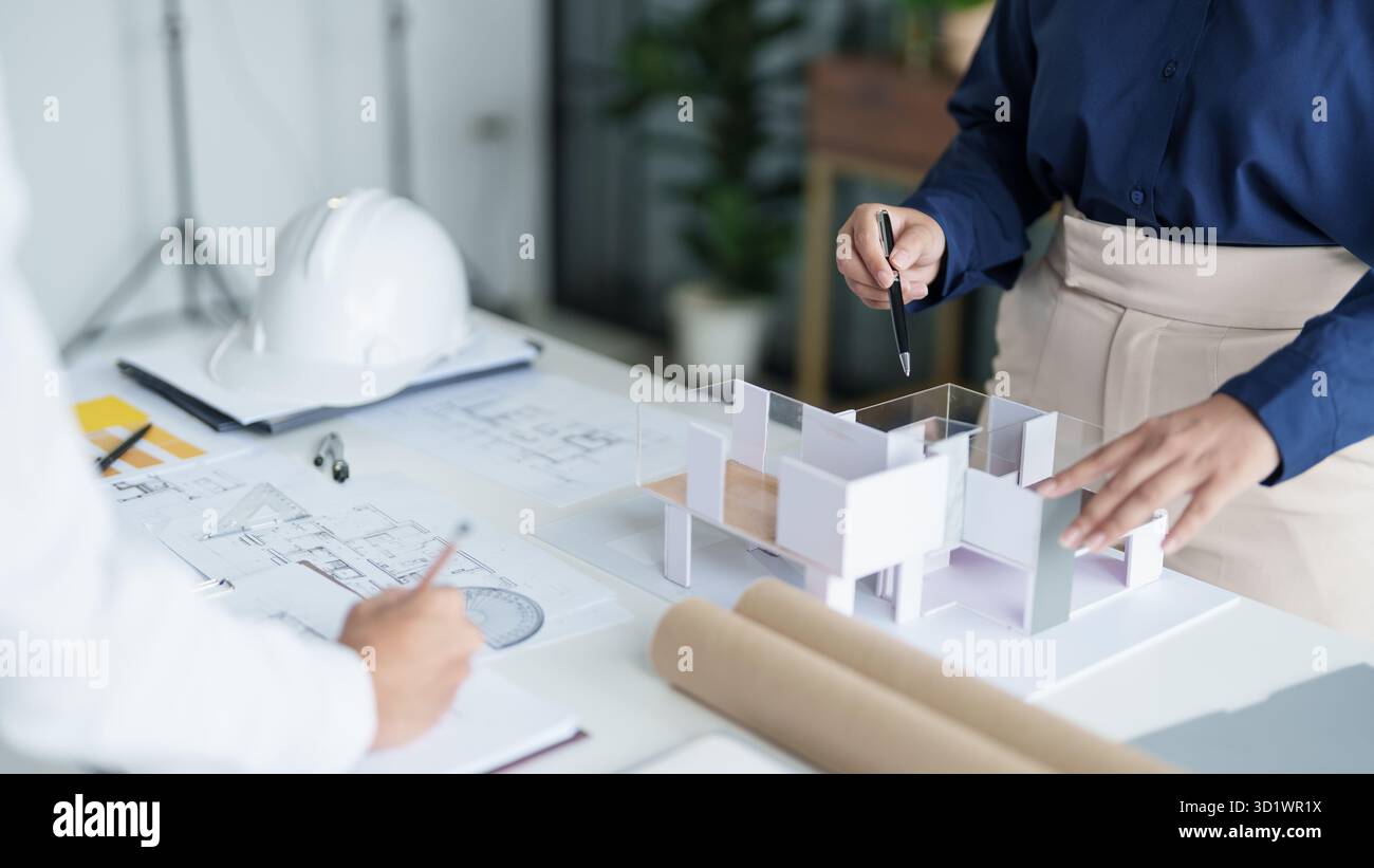 Modèle de maison sur Buleprint construction dessin et équipement de dessin stationnaire architecte analysant maison modèle maison moderne dans Banque D'Images