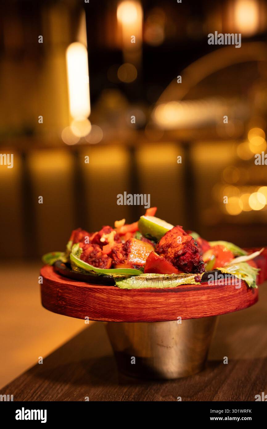 Plat tandoori indien sur support en bois Banque D'Images