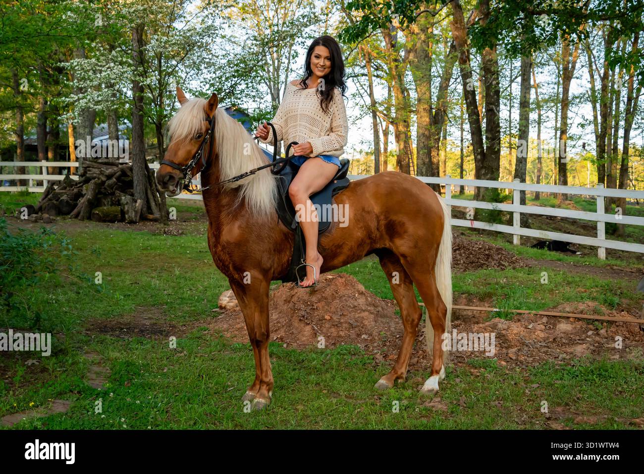 Joie du printemps : Southern belle et son cheval profitez d'une journée pittoresque à la campagne Banque D'Images