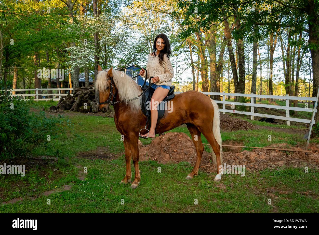 Joie du printemps : Southern belle et son cheval profitez d'une journée pittoresque à la campagne Banque D'Images