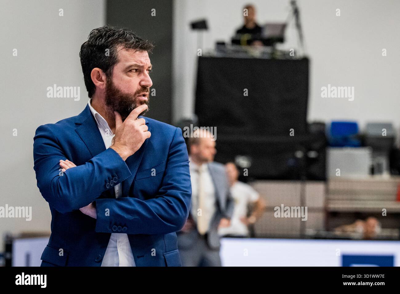 Prague, République tchèque. 29 octobre 2025. Olivier Lafargue, entraîneur de Bourges, lors du match de paniers USK Praha vs Tango Bourges du Groupe A 4e tour de la Coupe d'Europe FIBA féminine de basket-ball, 29 octobre 2025, Prague, République tchèque. Crédit : vit Simanek/CTK photo/Alamy Live News Banque D'Images