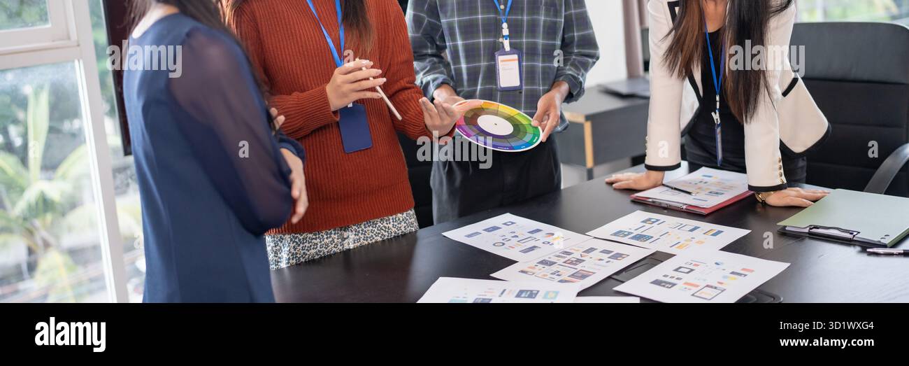 Femme d'affaires asiatique Brainstorm rencontre pplication designers interface de l'application mobile Design de logiciel de développement numérique créatif p Banque D'Images