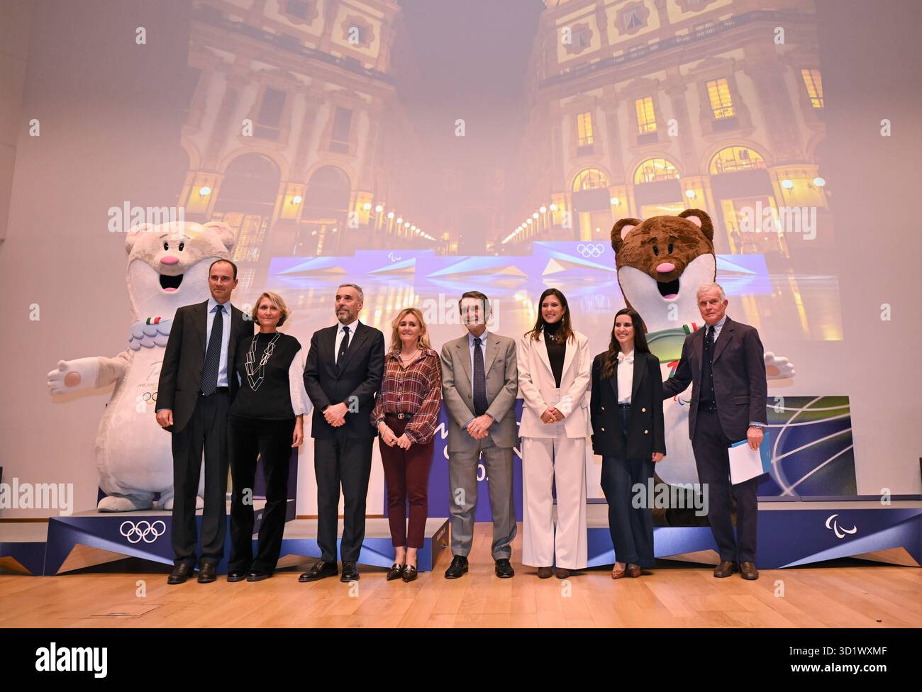 Milan, Italie Jeux Olympiques Milan Cortina 2026 événement 100 jours avant la cérémonie d'ouverture institutionnelle au Palazzo Lombardia sur la photo : institutions pour la présentation des plates-formes de remise des prix olympiques avec les mascottes des Jeux Olympiques d'hiver et Paralympiques de Milan Cortina 2026 Tina et Milo Banque D'Images
