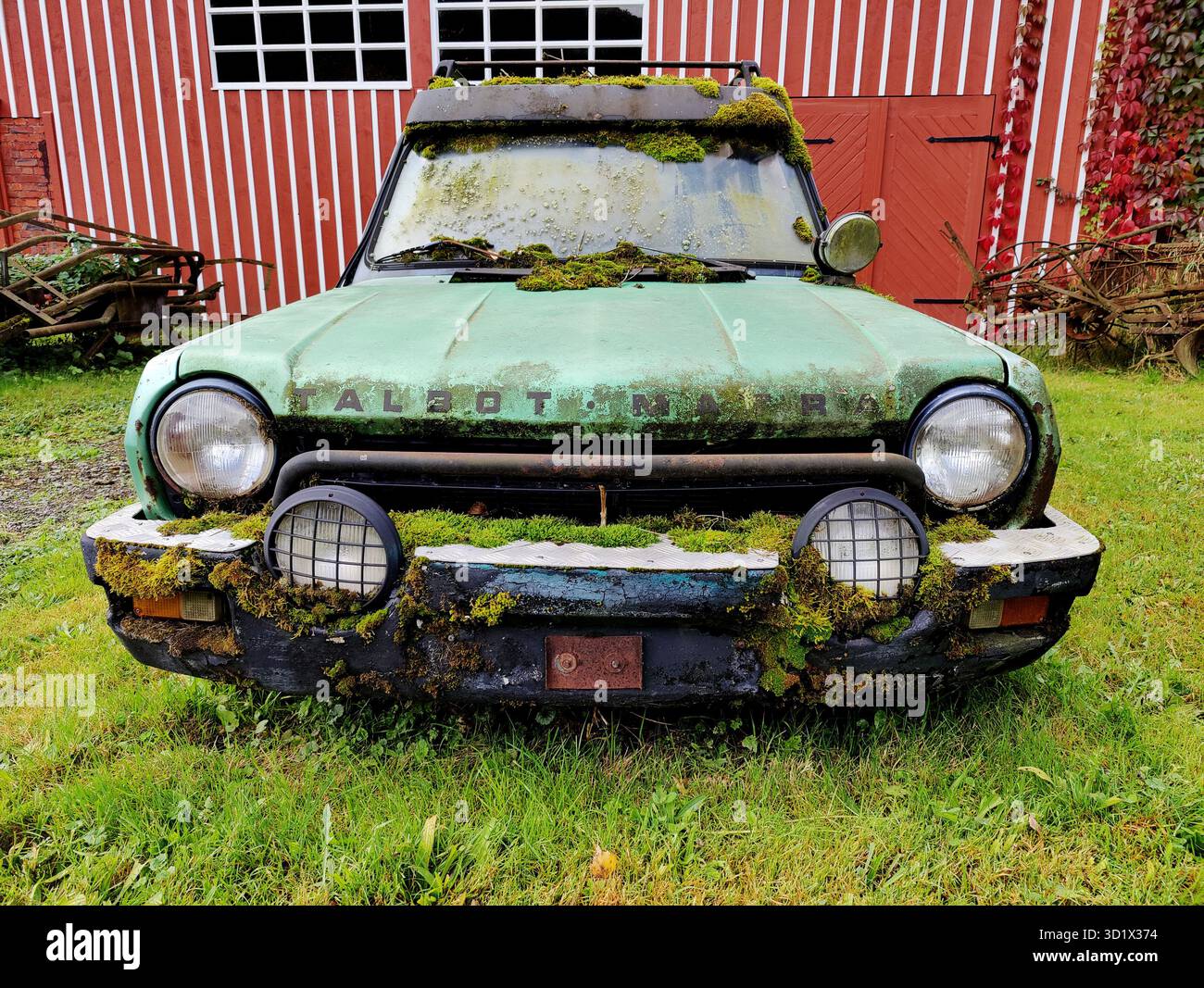 Automobile en décomposition Talbot Matra avec mousse à Katzenloch, Rhénanie-Palatinat, Allemagne, Europe Banque D'Images