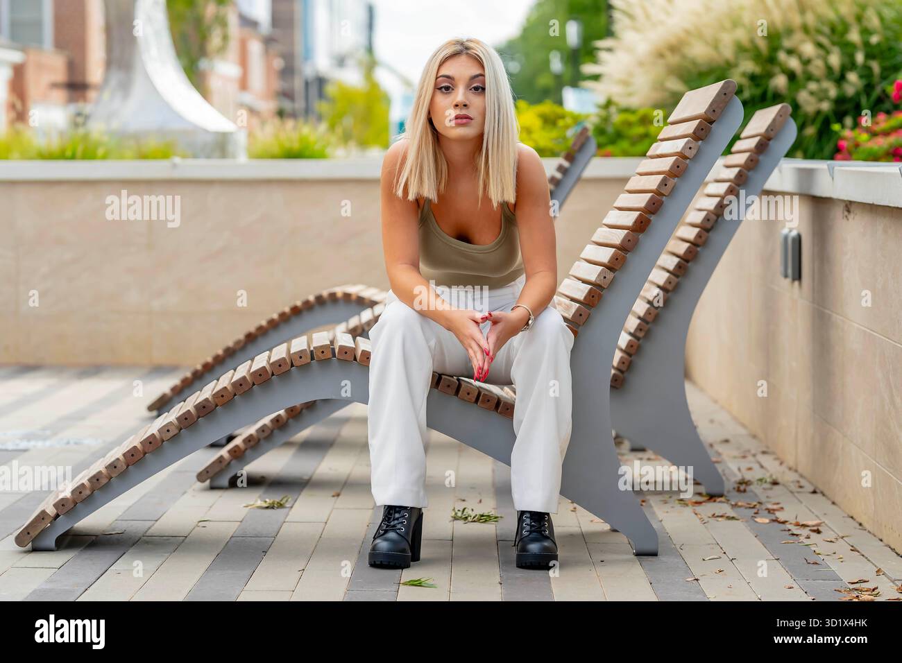 Printemps sérénité : jeune femme trouve joie dans une promenade paisible dans sa ville pittoresque Banque D'Images