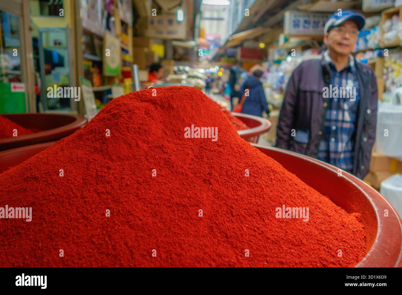 Séoul, Corée du Sud-15 septembre 2025 : gros plan de bacs d'épices au Chili rouge vif dans un marché de rue coloré. Banque D'Images