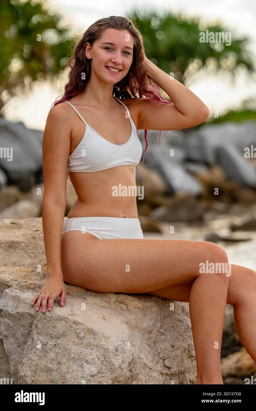 Sérénité ensoleillée : la beauté radieuse se détend sur la plage avec style Banque D'Images