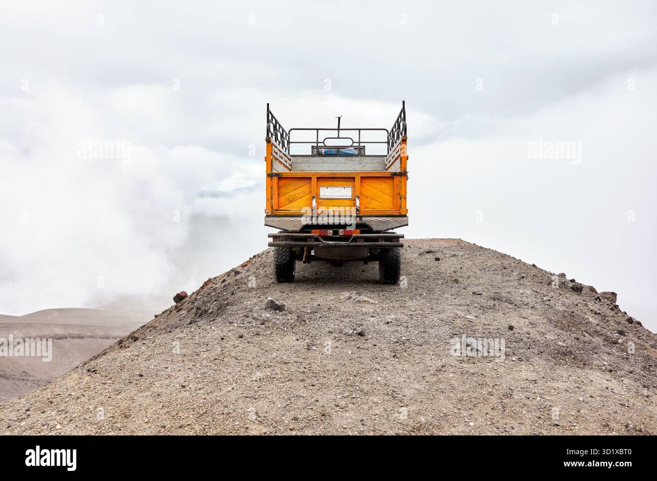 Camion sur une colline du volcan Cotopaxi, Équateur. Banque D'Images
