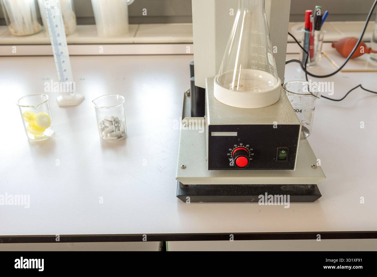 Équipement de laboratoire. Erlenmeyer sur agitateur magnétique. Banque D'Images