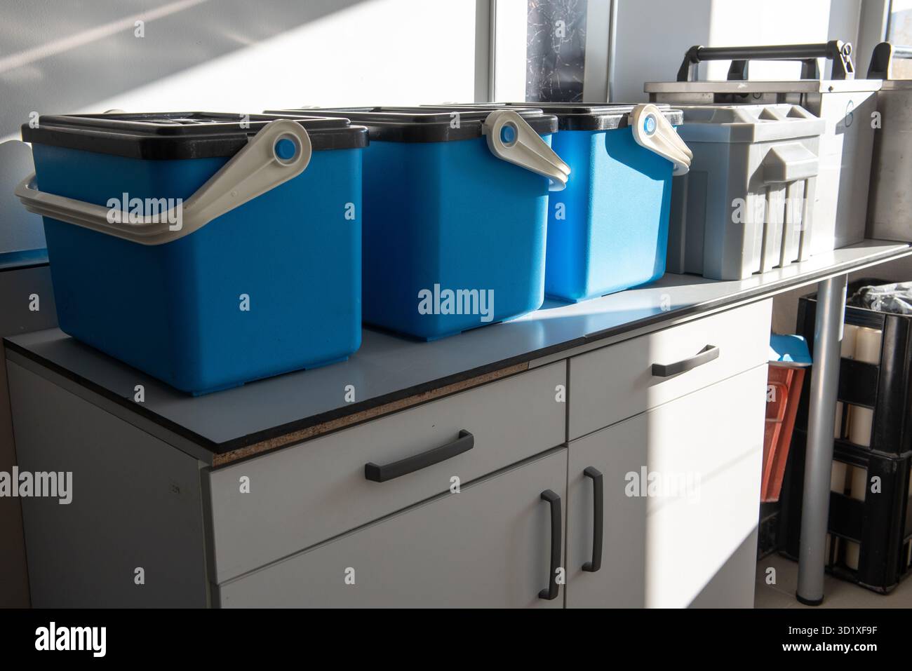 Accessoires et récipients placés sur un comptoir de laboratoire, utilisés pour la collecte et le stockage d'échantillons d'eau pour les tests environnementaux. Banque D'Images