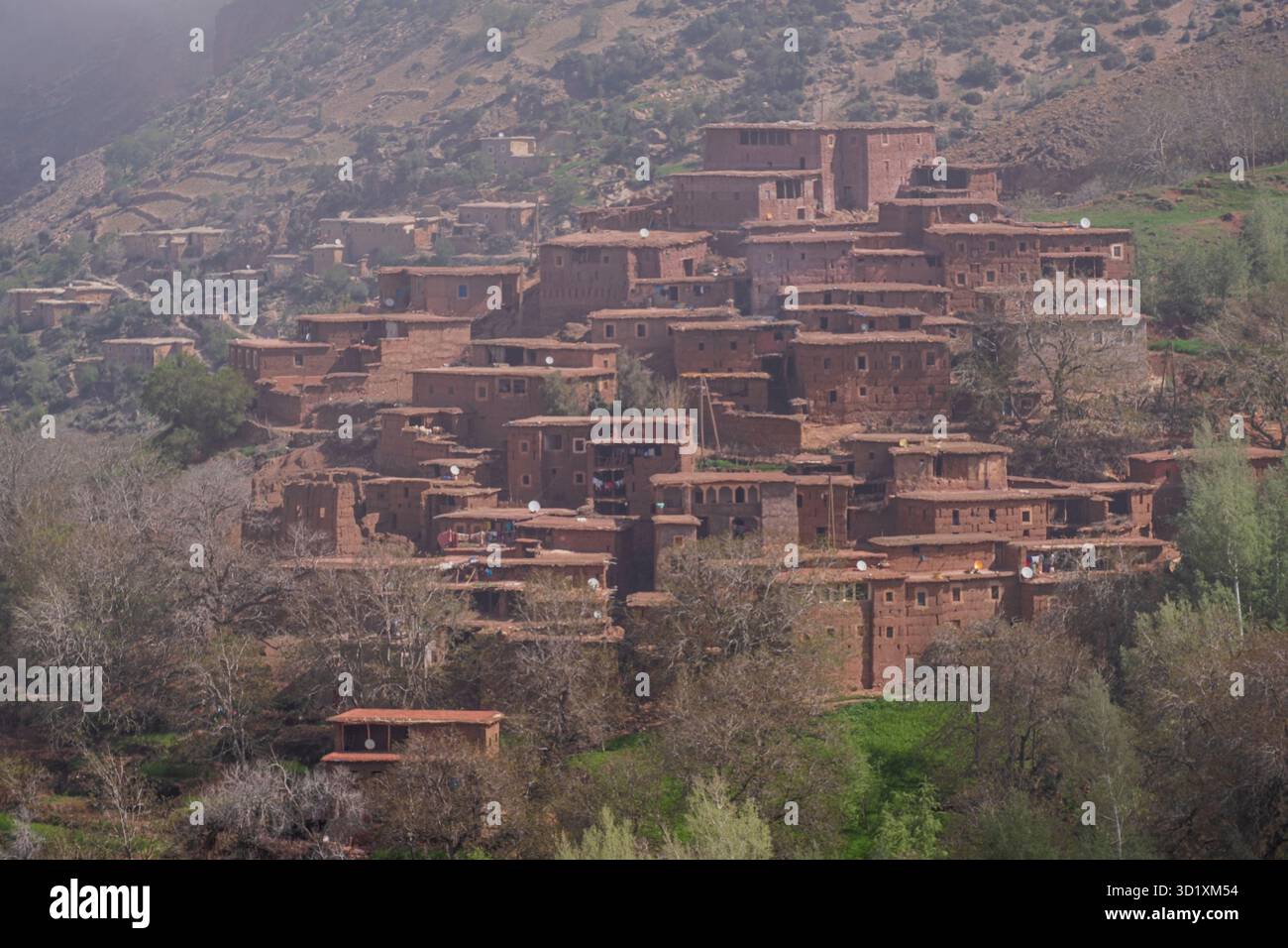Maisons typiques en adobe dans le brouillard Banque D'Images