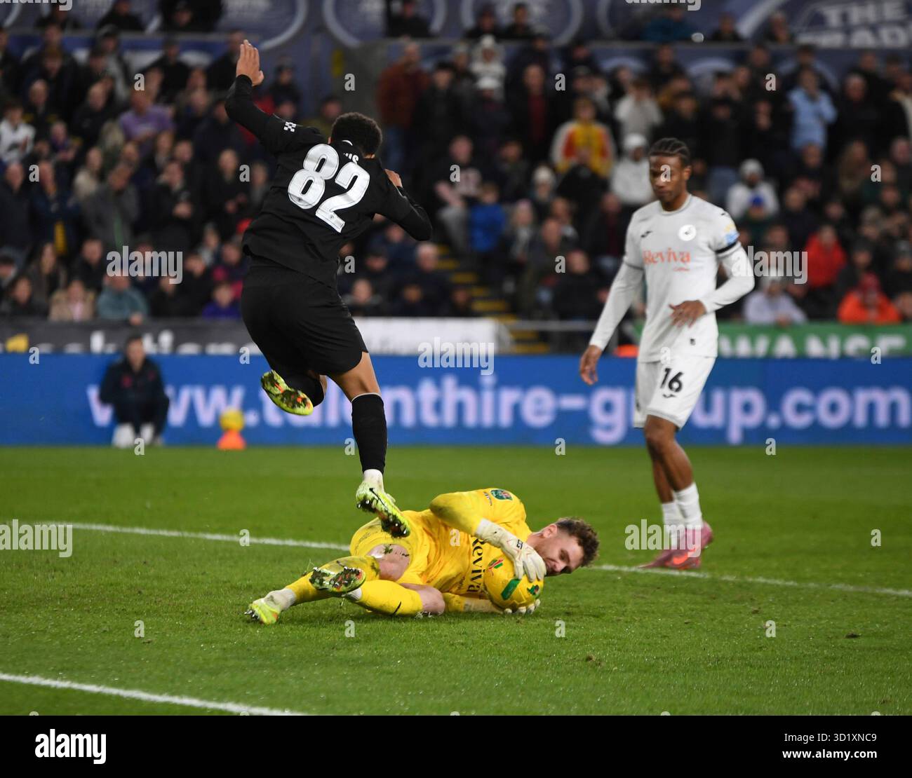 Swansea.com Stadium, Swansea, Royaume-Uni. 29 octobre 2025. EFL Carabao Cup Football, Swansea City contre Manchester City ; Rico Lewis de Manchester City FC saute sur le gardien de but Andy Fisher de Swansea City FC alors qu'il rassemble le ballon crédit : action plus Sports/Alamy Live News Banque D'Images