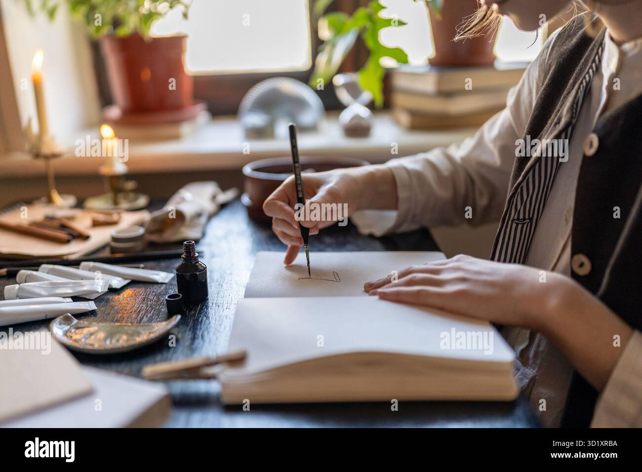 Artiste féminine dessinant à l'encre à l'aide d'un stylo à trempette, de créativité et d'inspiration Banque D'Images