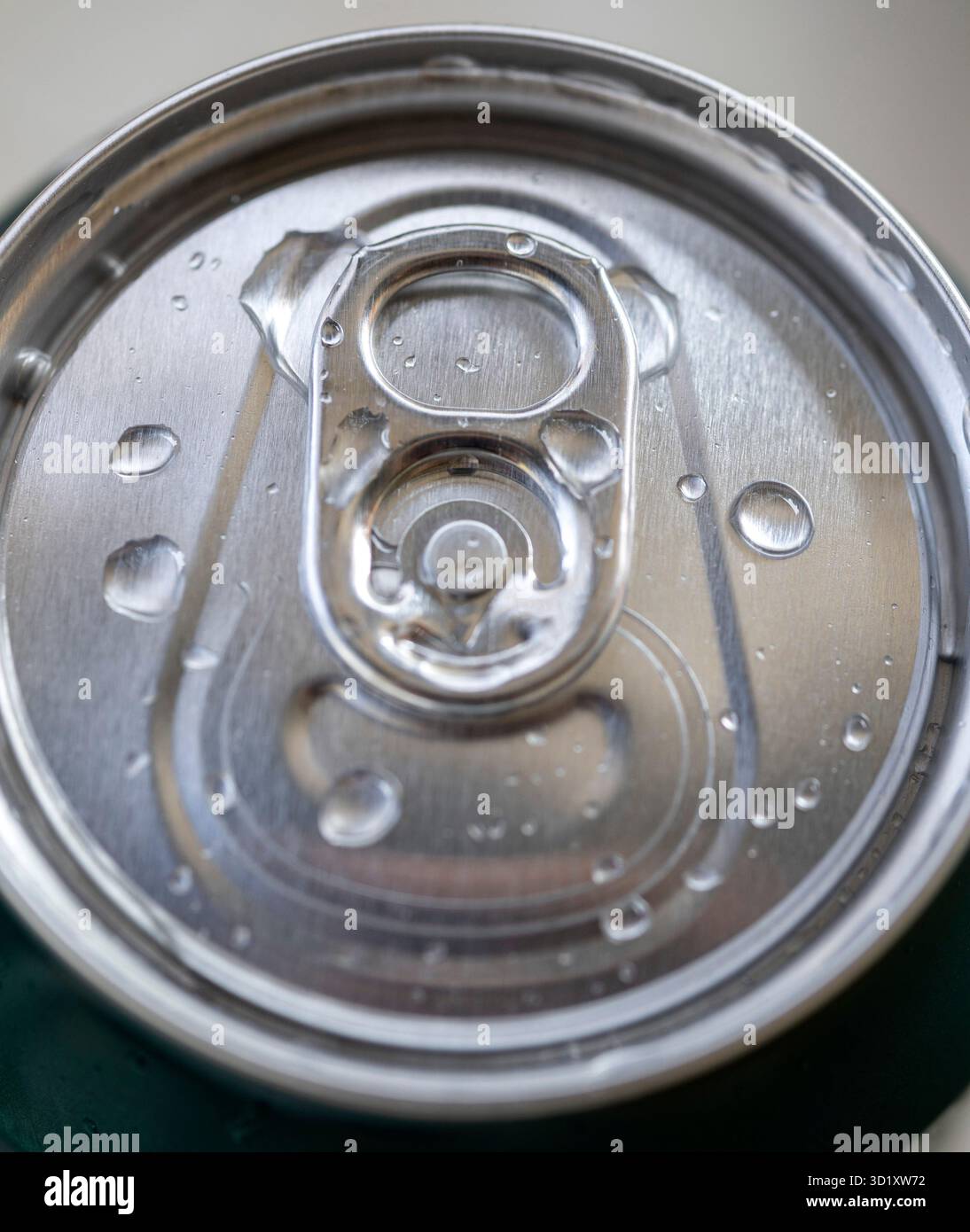 photographie macro d'aluminium d'une canette de boisson gazeuse, avec des gouttelettes d'eau, prise de vue aérienne Banque D'Images