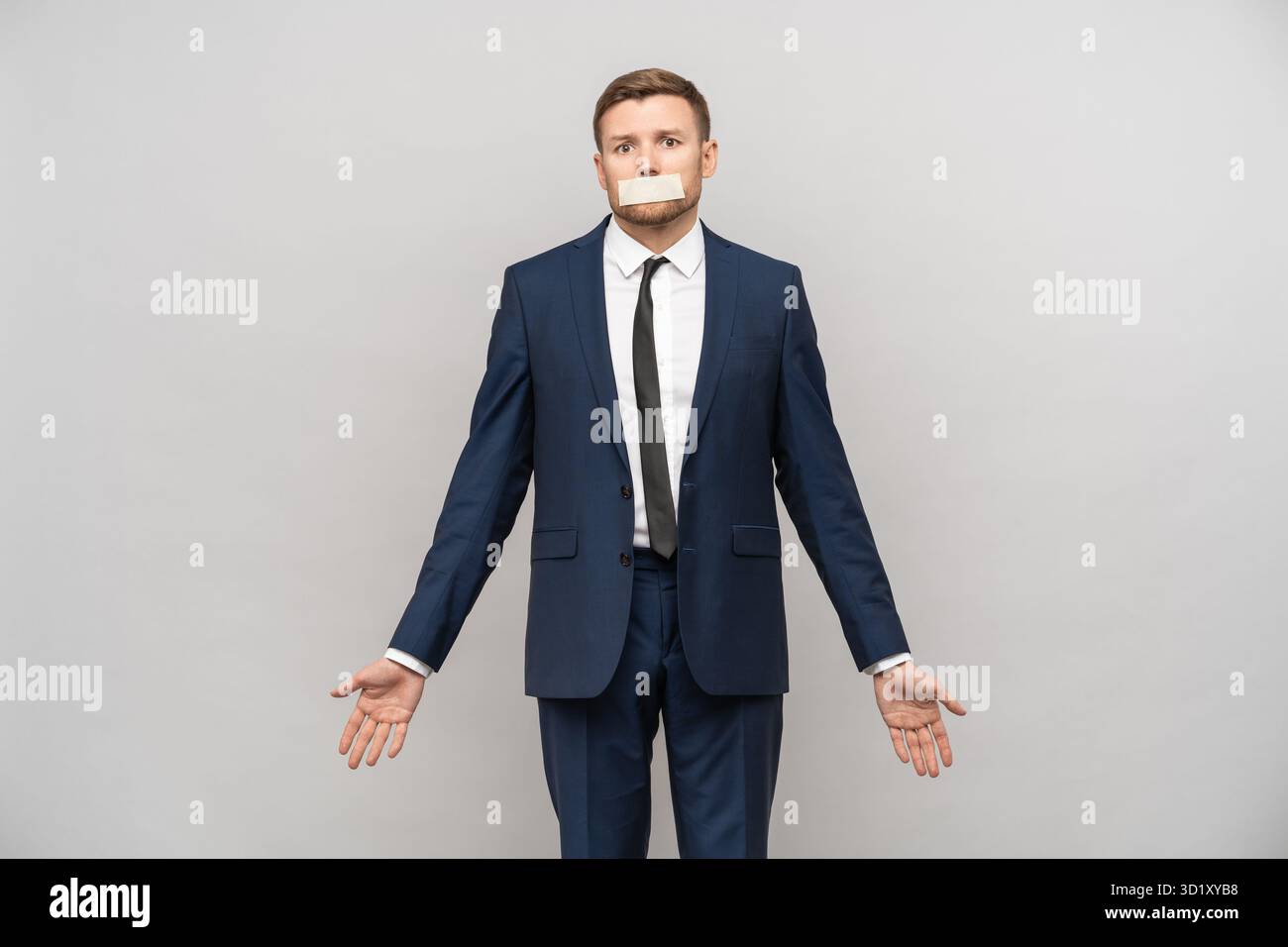 Homme désespéré bouleversé avec la bouche scellée dans le concept de la liberté d'expression isolé sur fond de studio Banque D'Images