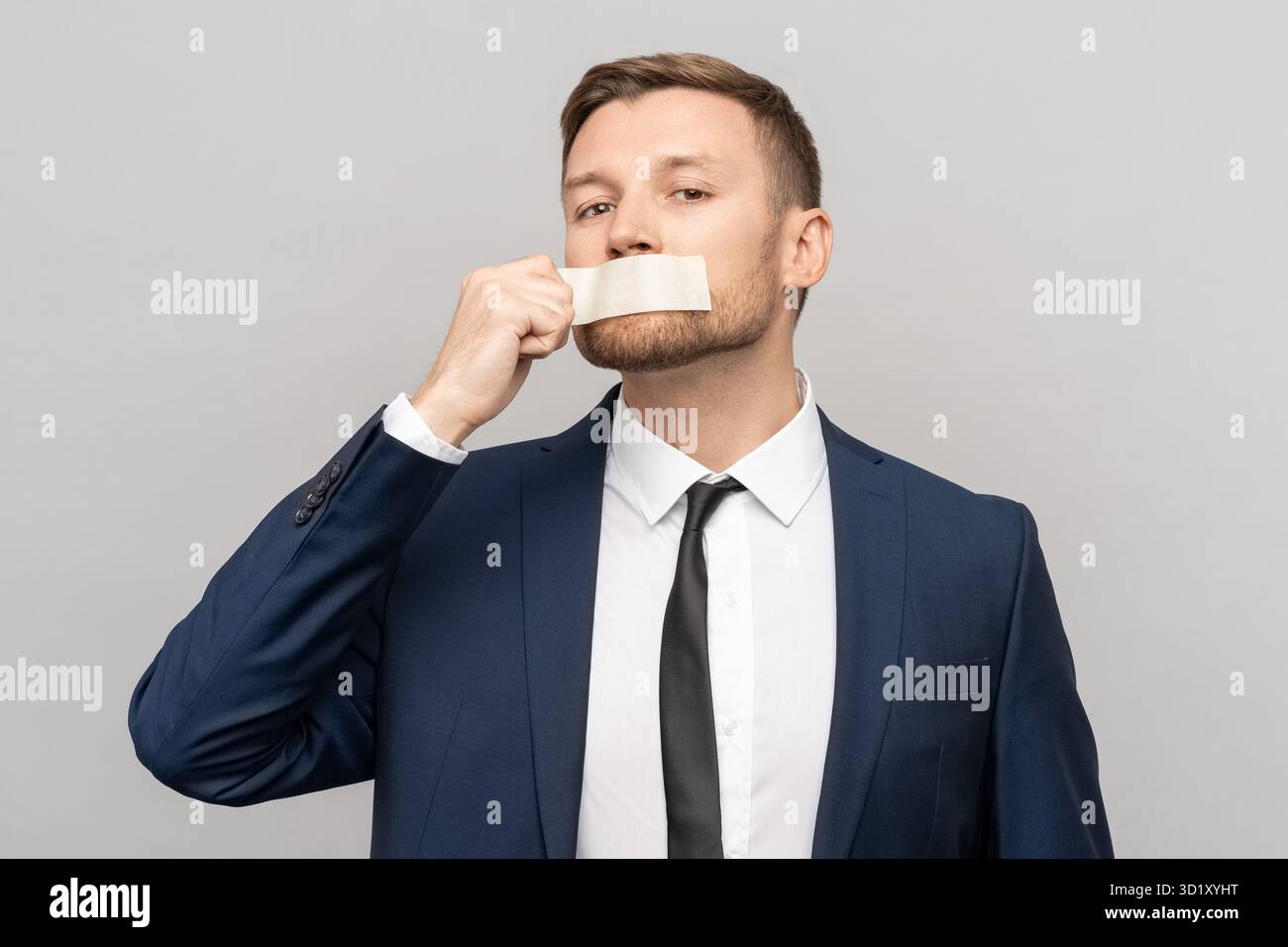 Homme de bureau avec du ruban adhésif sur la bouche. Interdiction d'expression opinion, liberté d'expression Banque D'Images