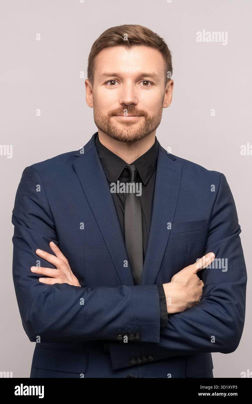 Homme en costume d'affaires sur fond gris studio. Directeur, directeur de l'entreprise, homme d'affaires prospère Banque D'Images