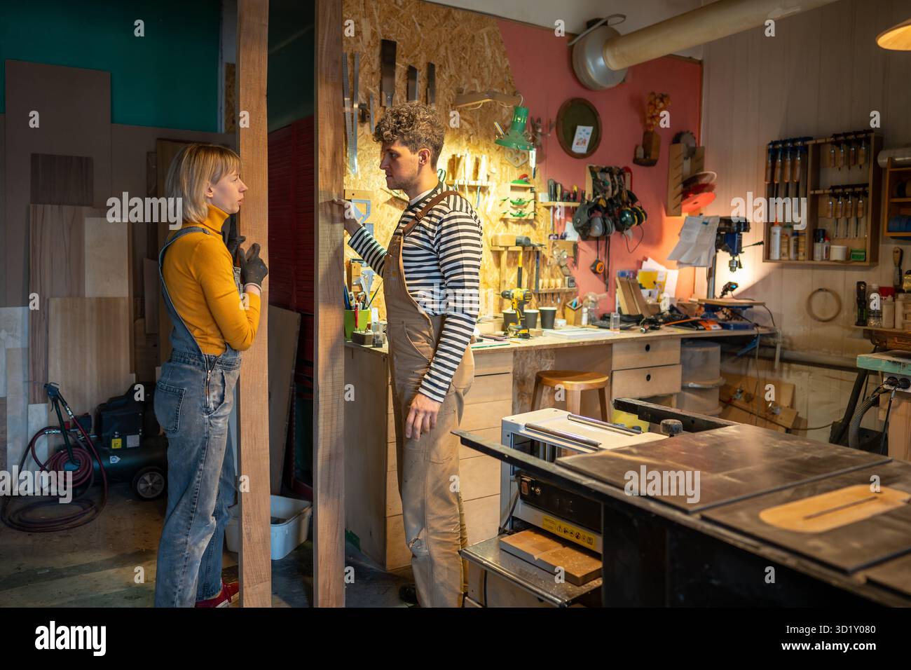 Atelier de menuiserie, menuiserie travaillant ensemble. Menuisiers discutant entre la création de produits Banque D'Images